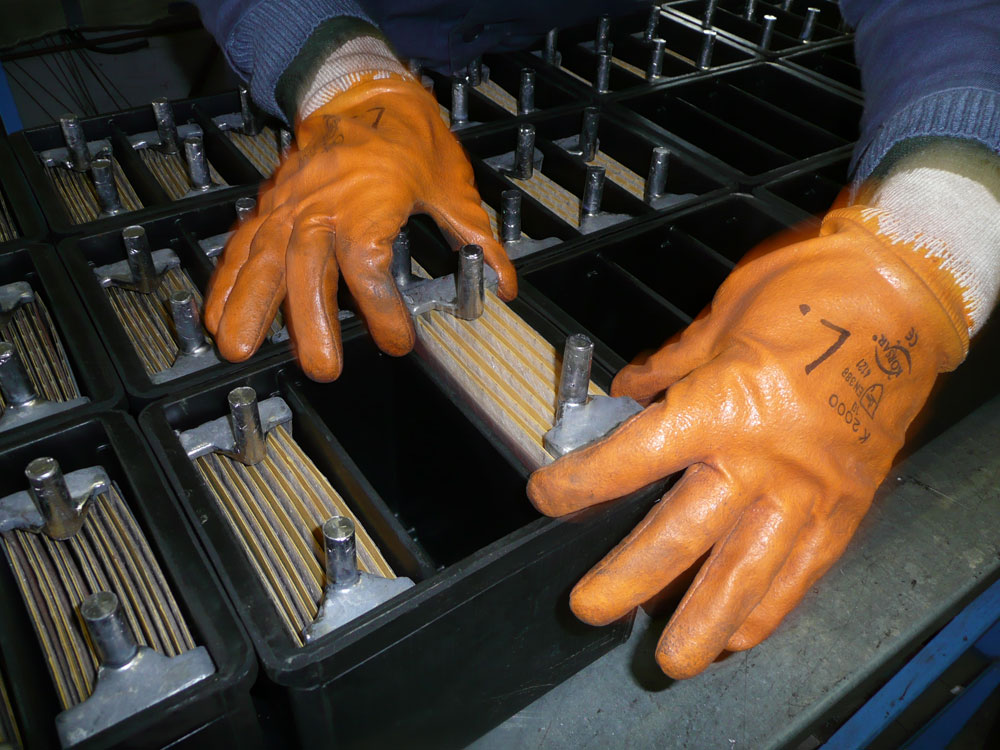 Batterieherstellung – Trotz Sommerhitze im Vollschutz